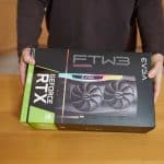 Homem segurando placa de vídeo RTX 3090 da NVIDIA.