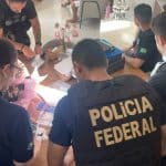 Agentes da Polícia Federal do Brasil cumprindo mandados da Operação Octopus PF e criptomoedas