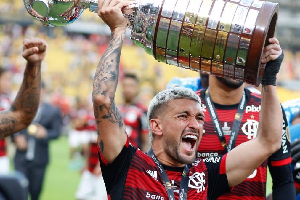 Arrascaeta, jogador do Flamengo comemorando vitória da Libertadores