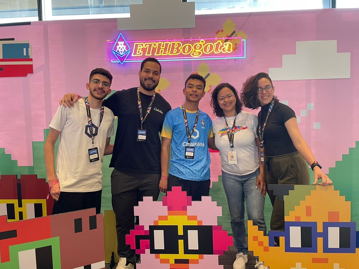 Equipe de brasileiros que venceu hackaton na Colômbia, adolescente Vitor Garcia no meio de camisa azul clara