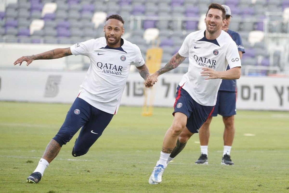 Leo Messi e Neymar Jr em treino pelo PSG