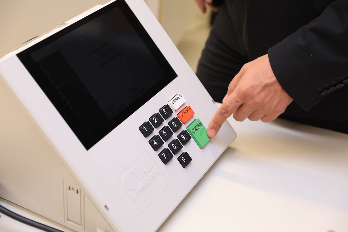Urna eletrônica brasileira em testes