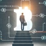 Executivo entrando em porta no formato do símbolo do Bitcoin.