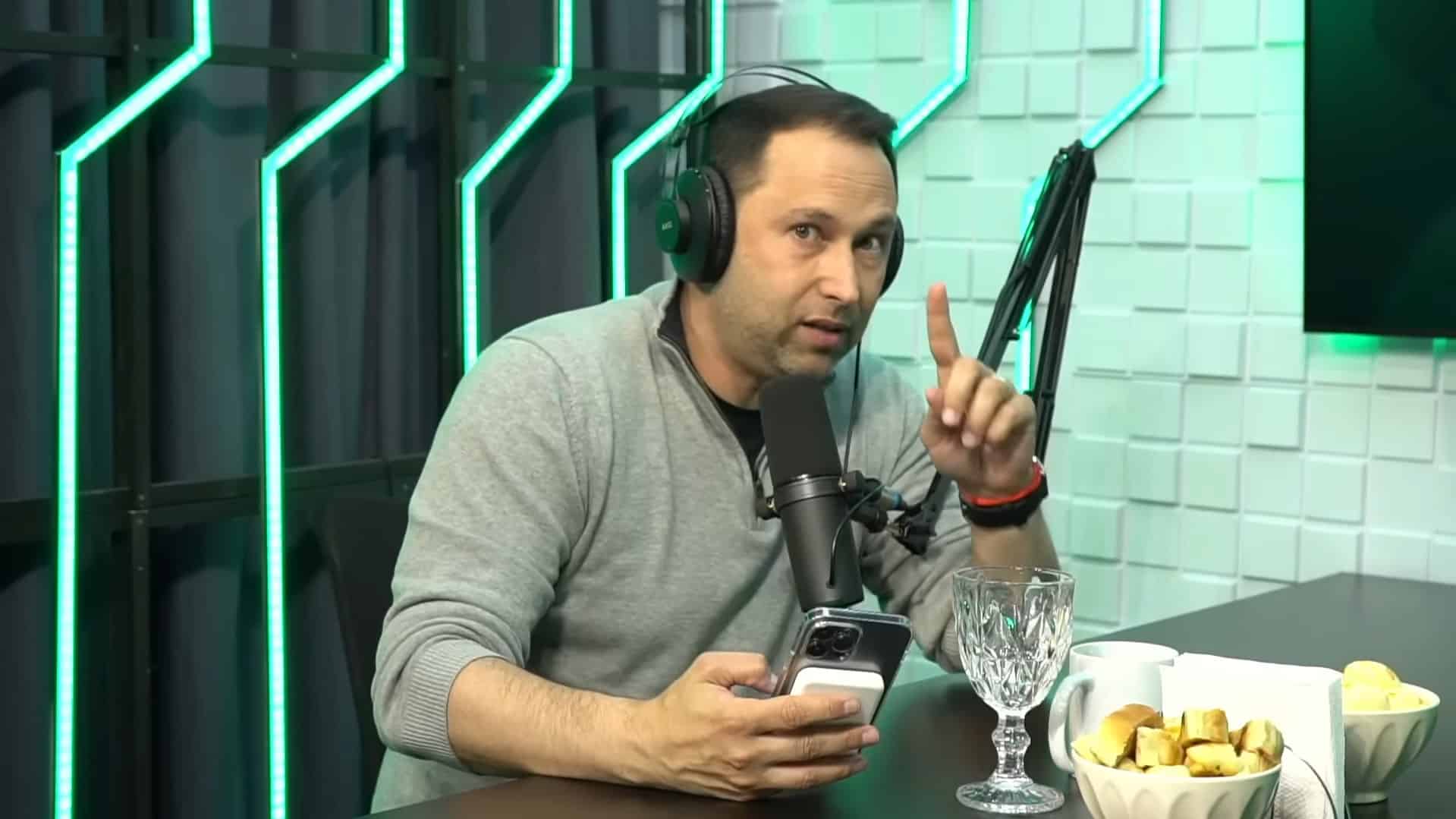 Charles Mendlowicz, o Economista Sincero, falando sobre criptomoedas no Jimmycast.