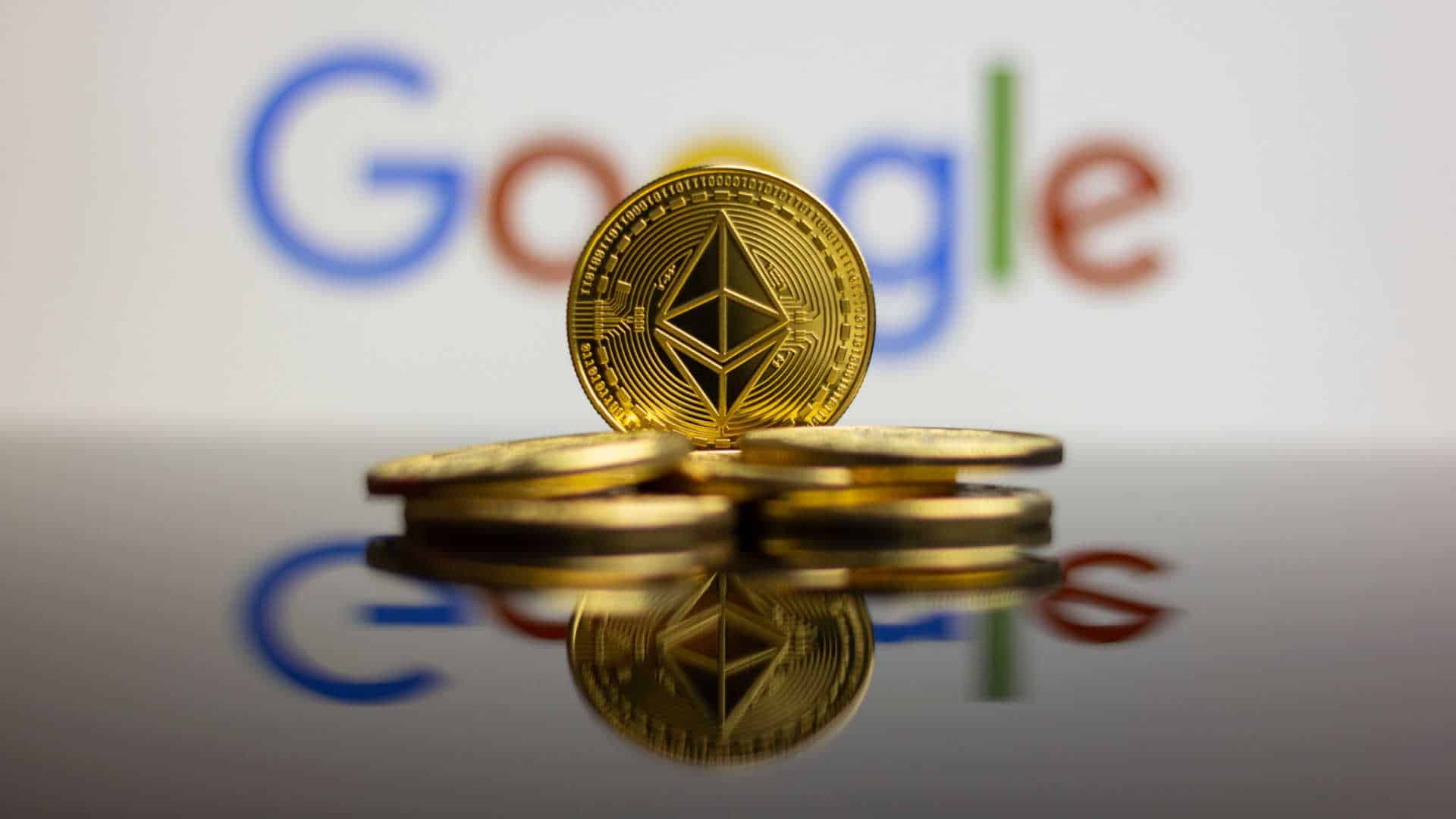 Logotipo do Google e moedas físicas de Ethereum.
