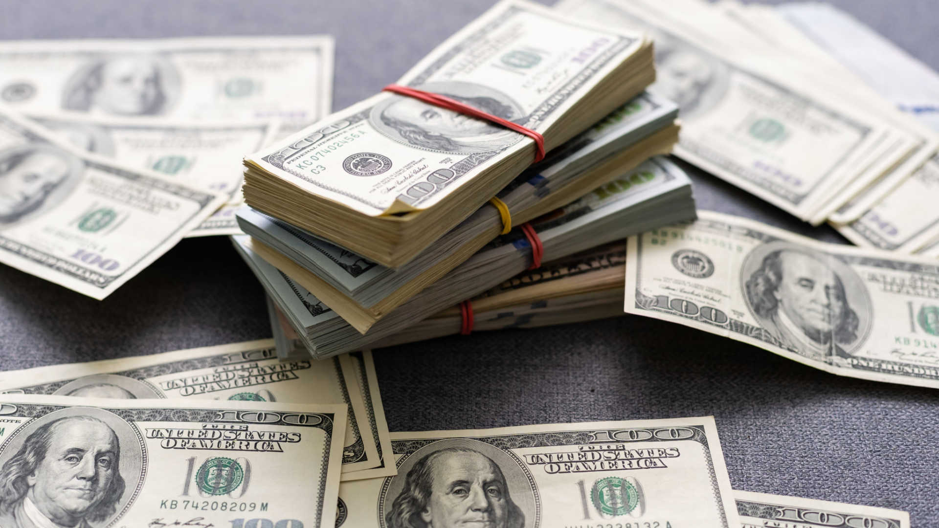 Maços de dólar.