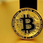 Bitcoin com fundo amarelo