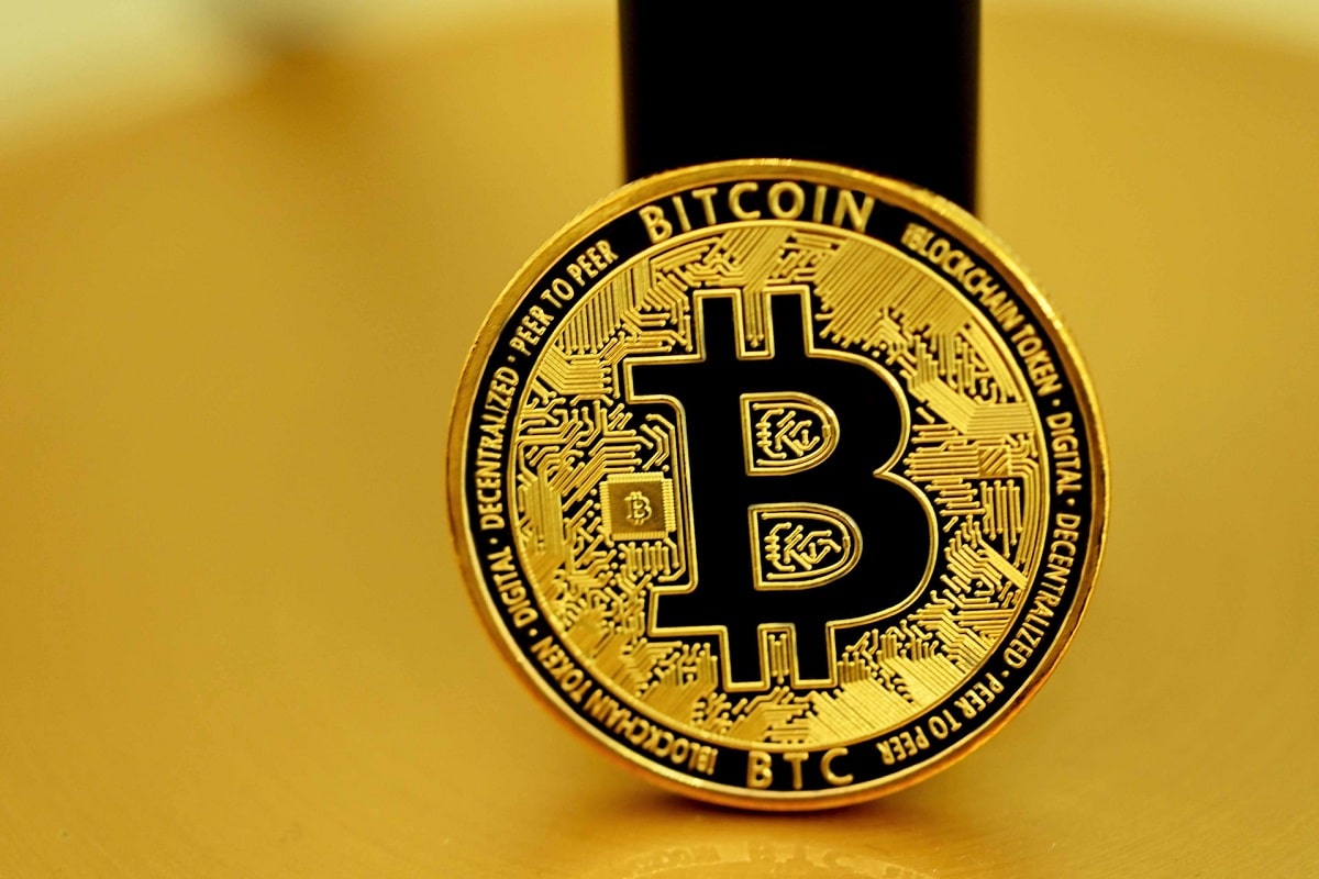 Bitcoin com fundo amarelo
