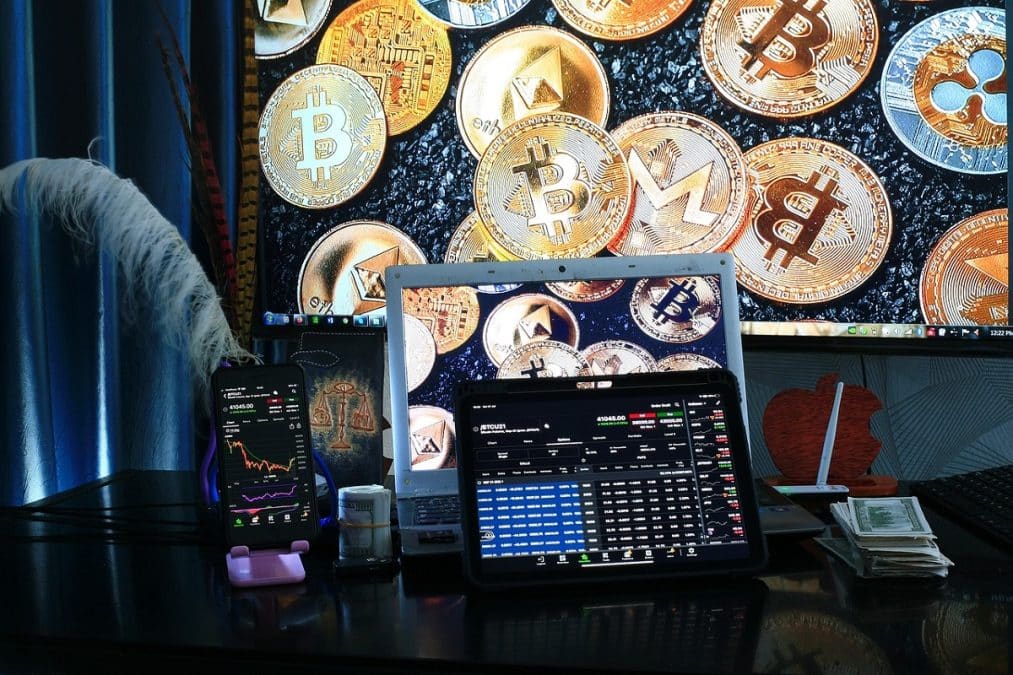 Escritório com tela de criptomoedas para trade