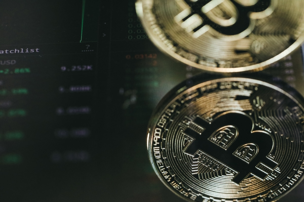 Imagem de bitcoin espelhado em tela de negociações