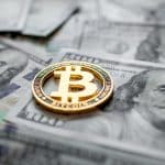 Notas de dólar e Bitcoin.