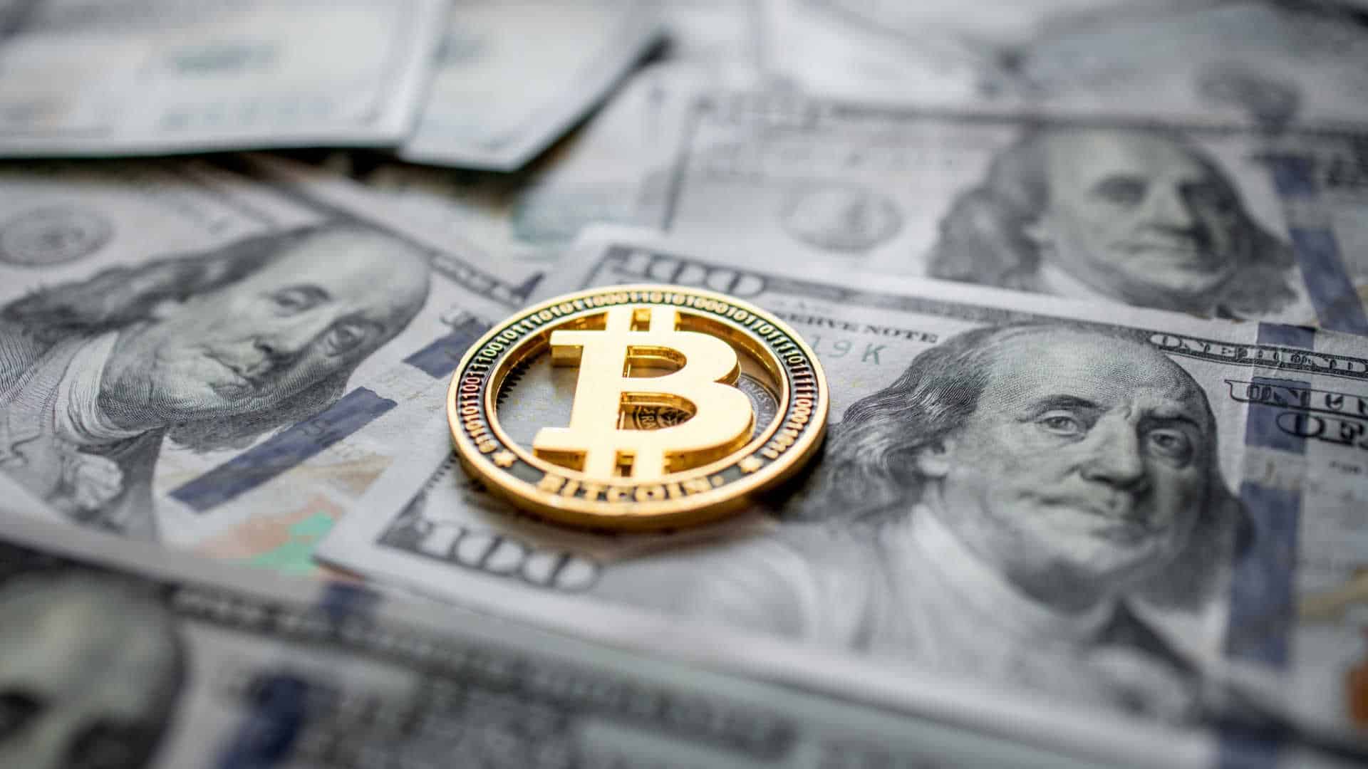 Notas de dólar e Bitcoin.