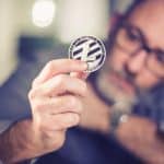 Investidor segurando criptomoeda litecoin.
