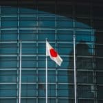 Bandeira do Japão próxima de edifício