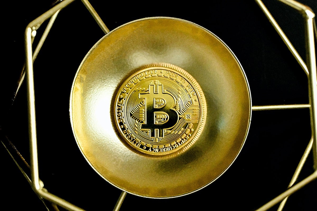Bitcoin colocado em uma tigela dourada