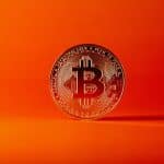 Bitcoin com fundo laranja comprando e vendendo
