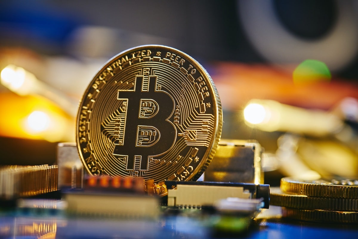 Bitcoin em meio a circuitos eletrônicos de mineração