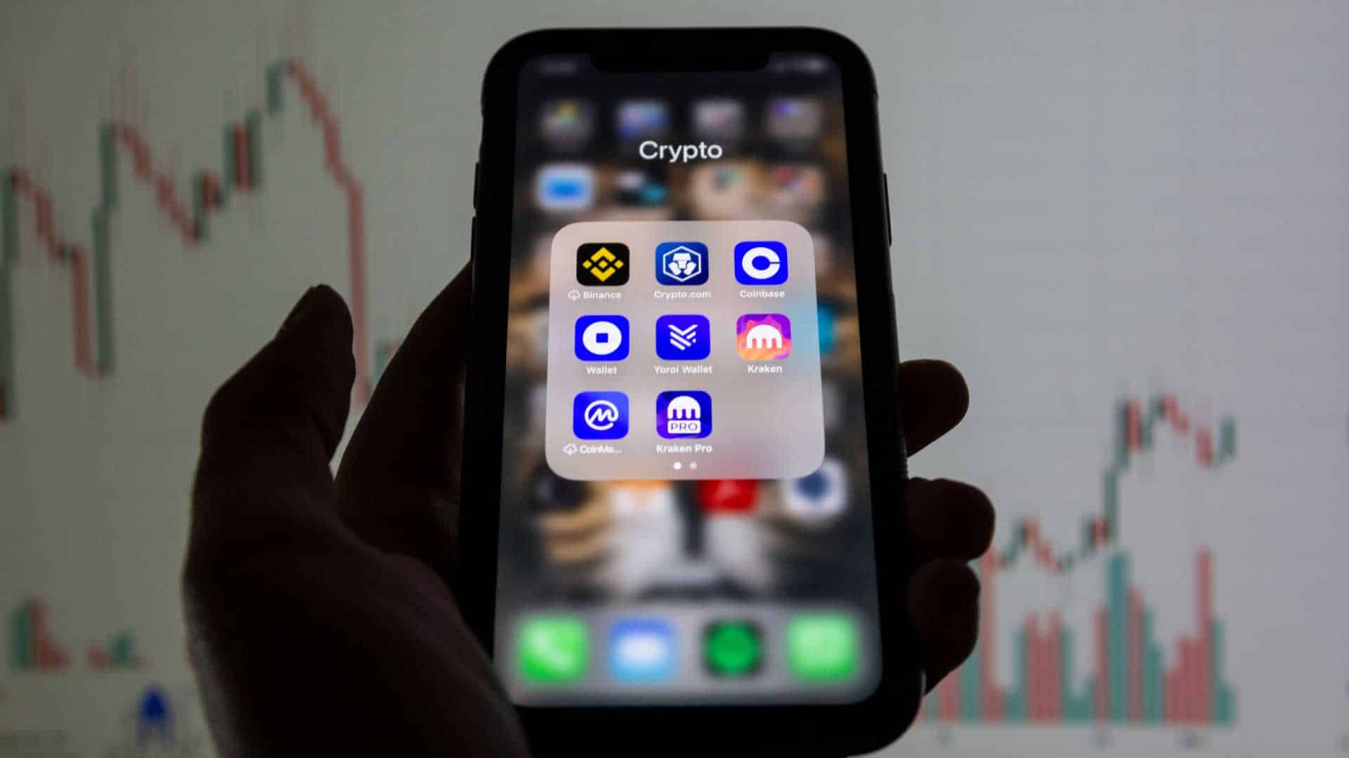 Aplicativos de corretoras de criptomoedas em smartphone.