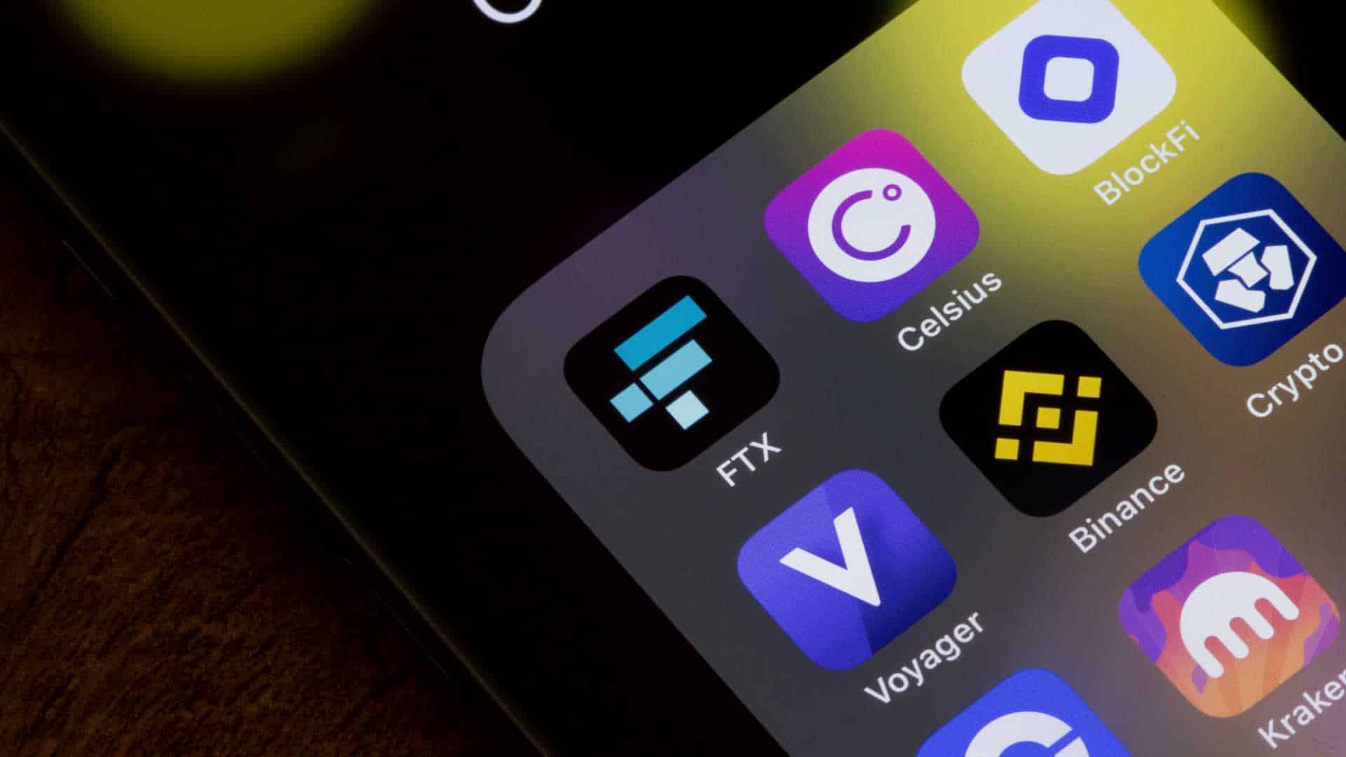 Aplicativos de corretoras em smartphone.