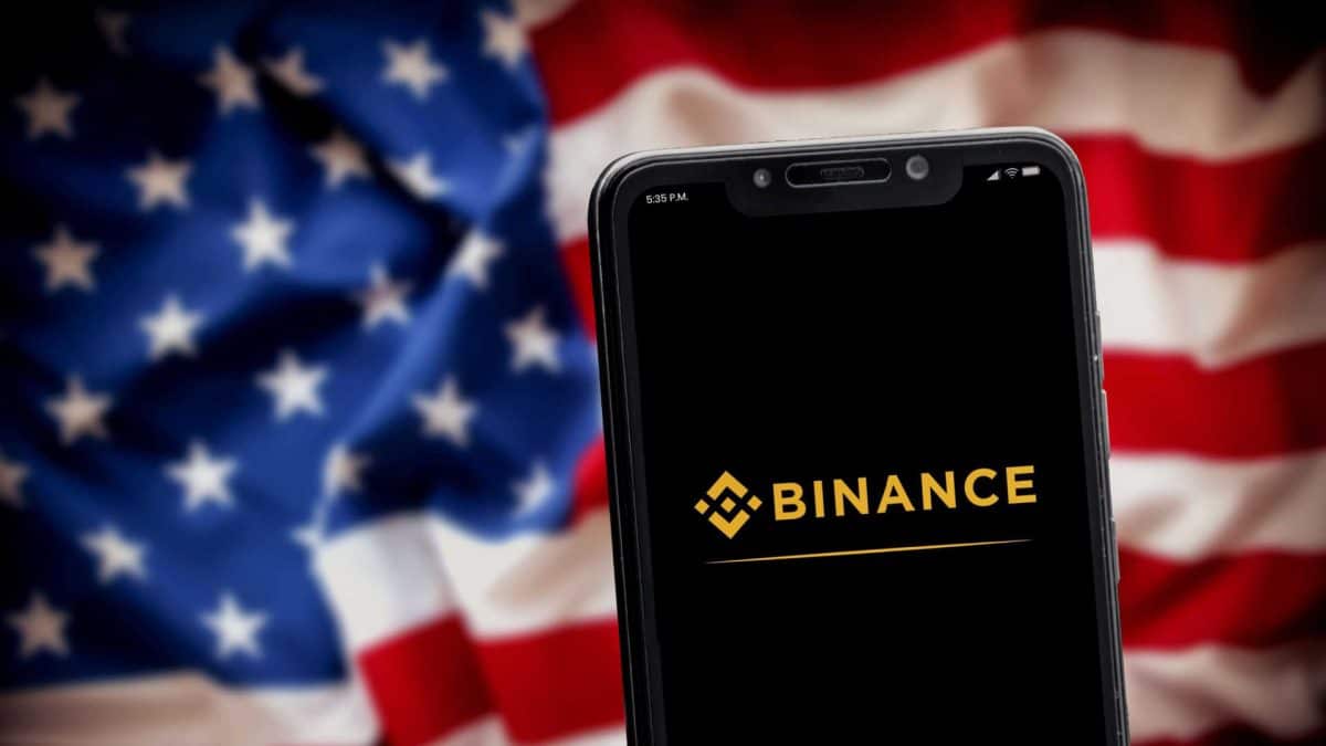 Binance e bandeira dos EUA.