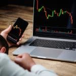 Investidor desolado com quebradeira das criptomoedas.