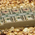 Criptomoedas e maços de dólares.