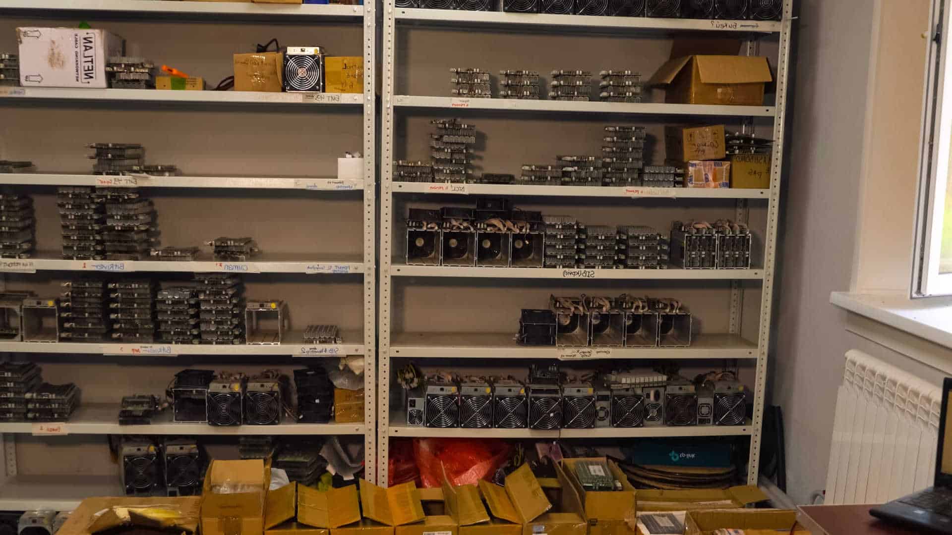Equipamentos de mineração de Bitcoin desligados.