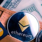 Moeda de Ethereum ao lado de cartões de crédito.