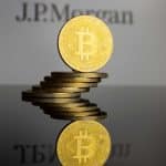 Moedas de bitcoin sobre logo do J.P. Morgan.