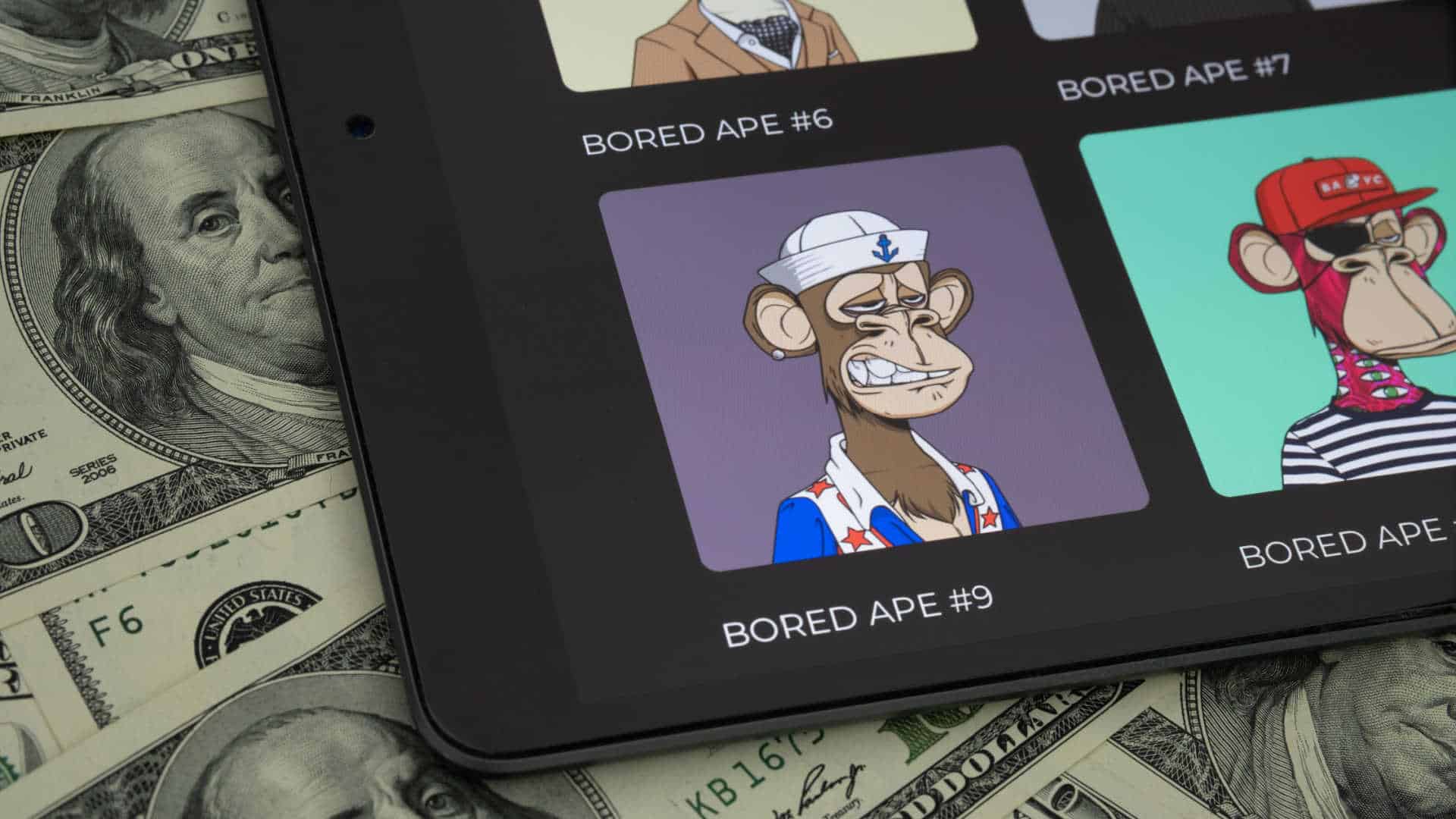 NFTs da Bored Ape sobre notas de dólar..