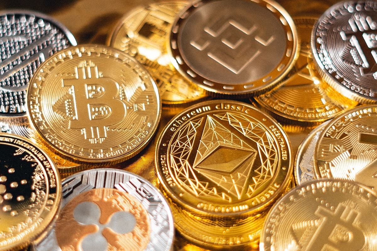 Criptomoedas simbólicas jogadas em mesa