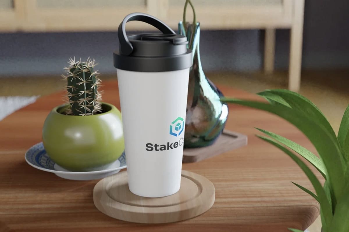 Garrafa de água com símbolo de corretora de criptomoedas StakeCube