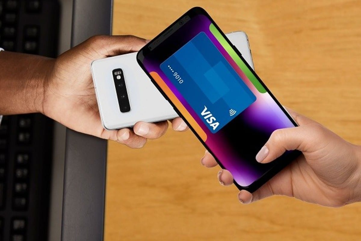 Meios de pagamento por aproximação com símbolo da Visa, criptomoedas e bitcoin