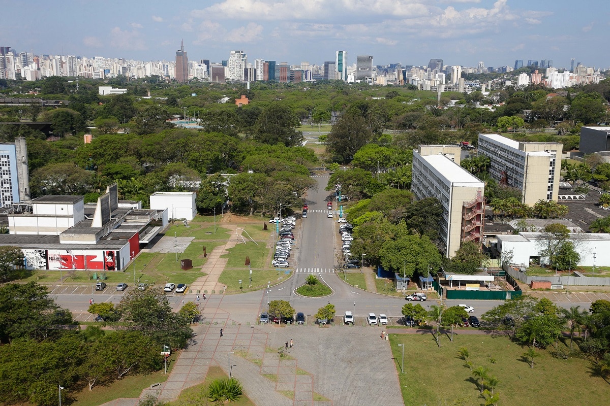 Praça do Relógio na USP, referência no ensino público brasileiro com professores capacitados