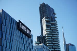 Prédio com a imagem da Samsung
