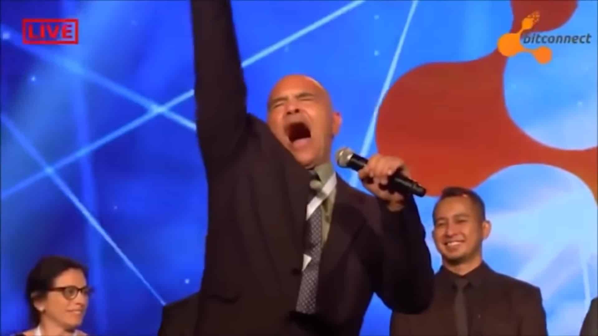 Carlos Matos promovendo a pirâmide BitConnect. YouTube/Reprodução.