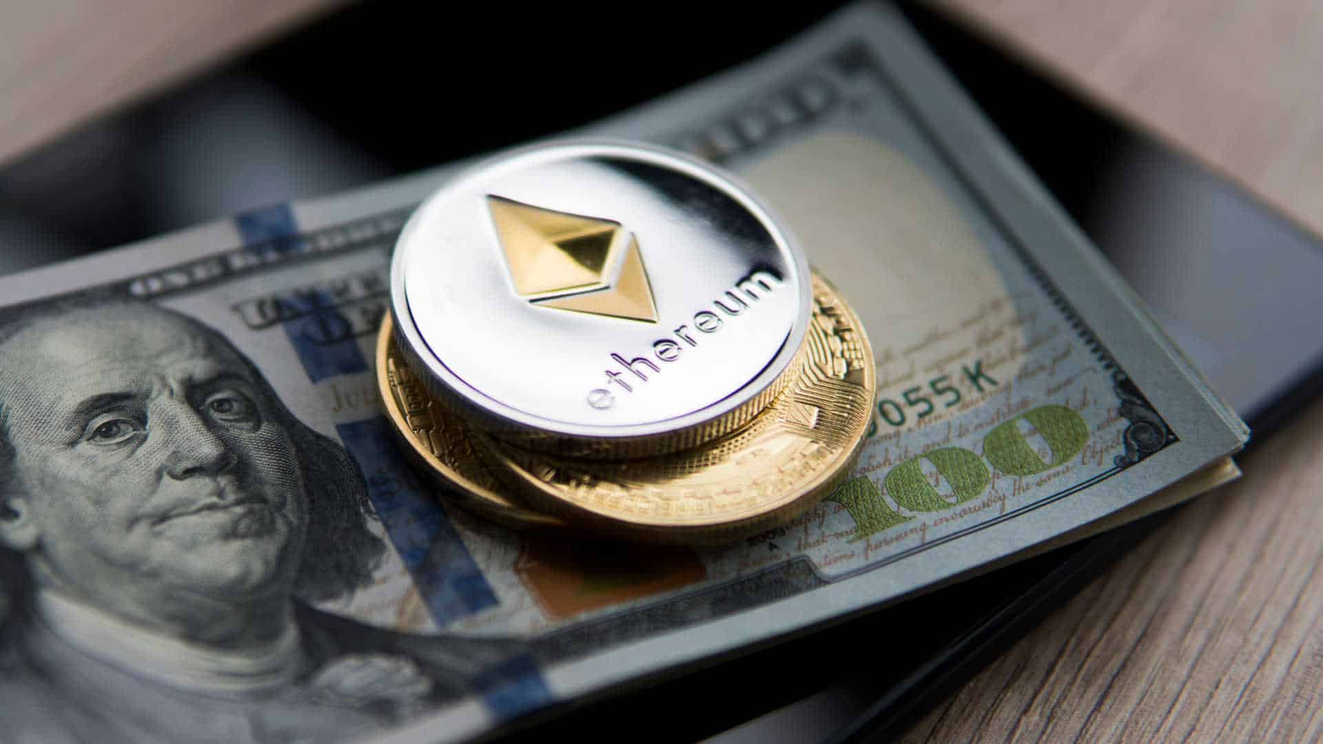 Nota de dólar e criptomoedas.