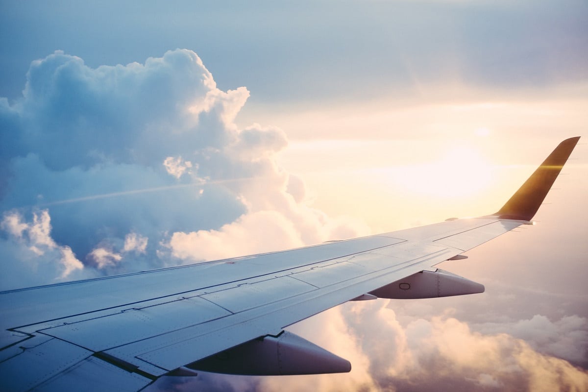 Avião durante trajeto criptomoedas blockchain bitcoin
