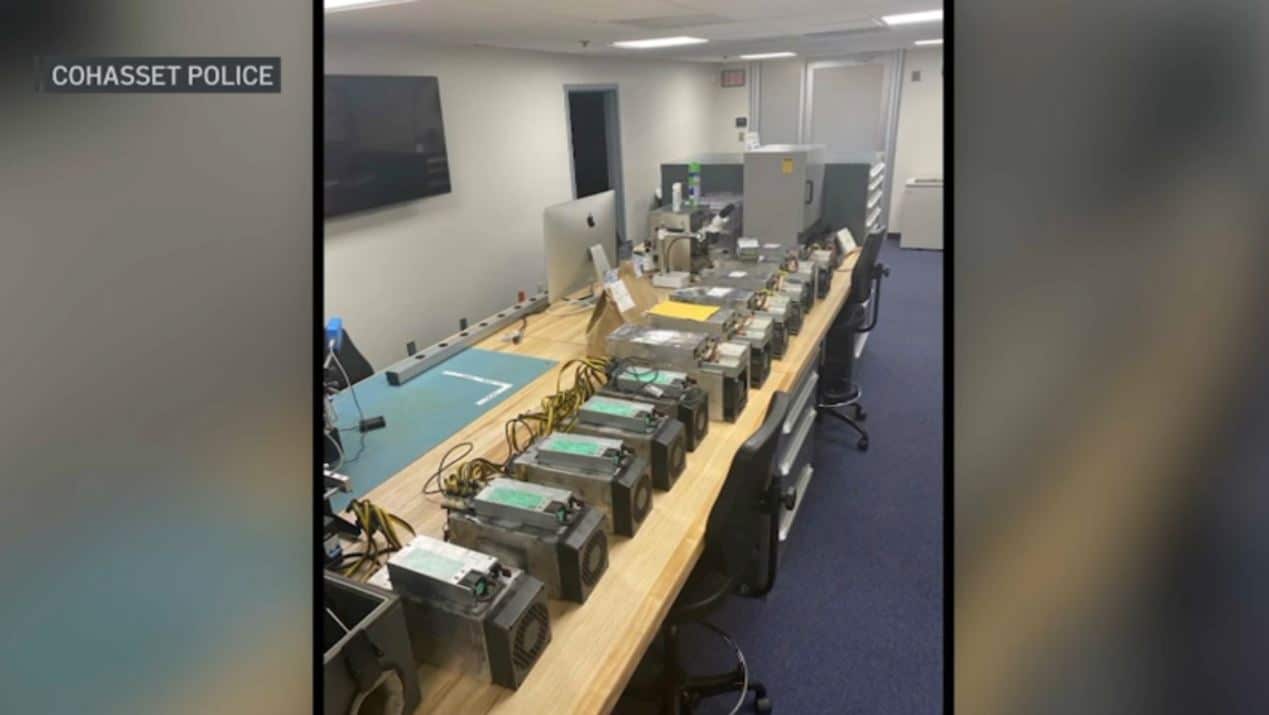 Equipamentos de minerar bitcoin encontrados em escola de Cohasset.