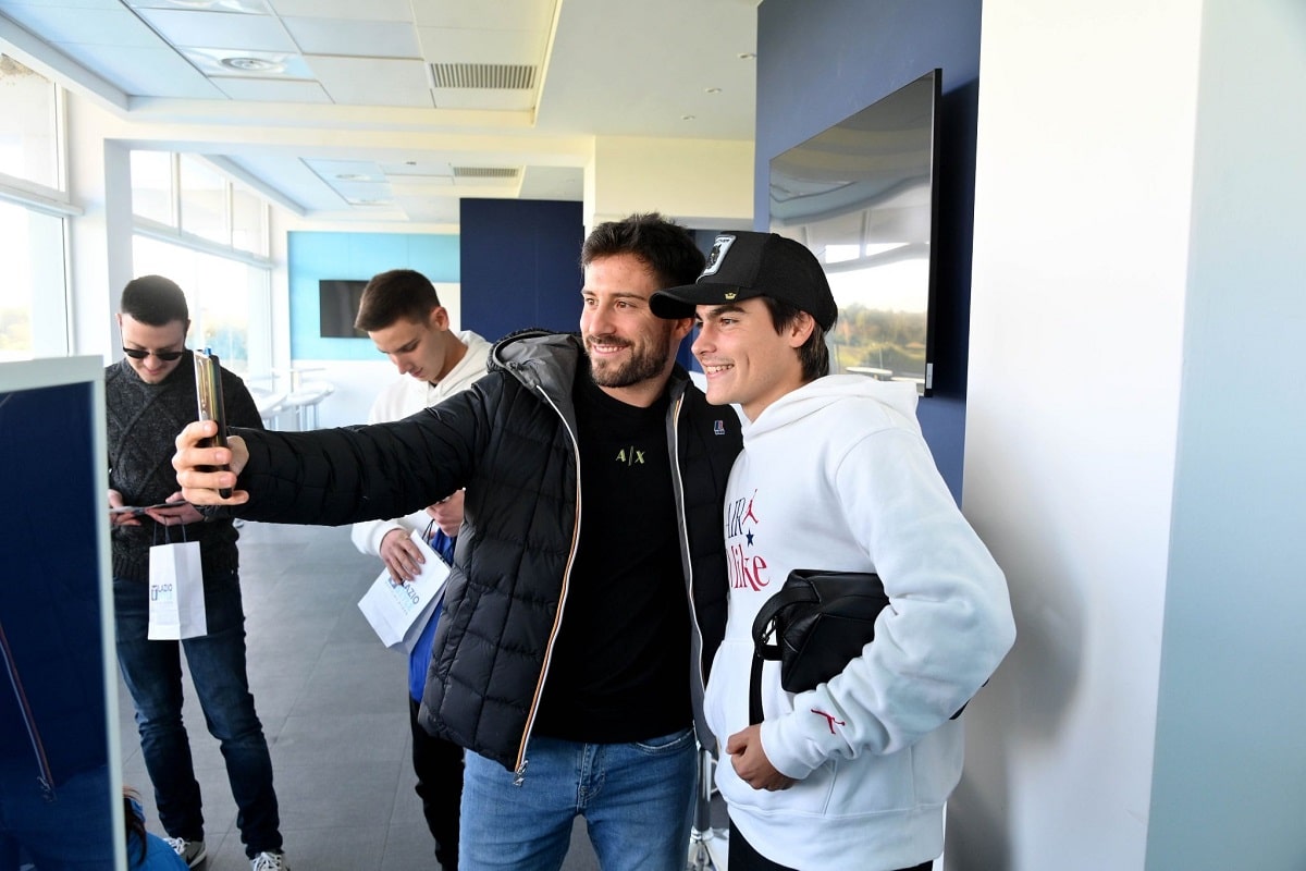 Fã do programa Binance Fan Token em um encontro com Luka Romero do Lazio na Itália