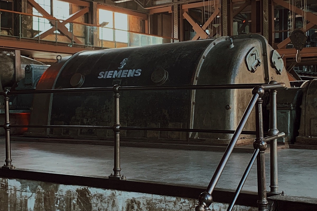 Foto de grande equipamento industrial da marca Siemens