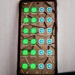 Celular com muitos ícones dos aplicativos WhatsApp e Telegram
