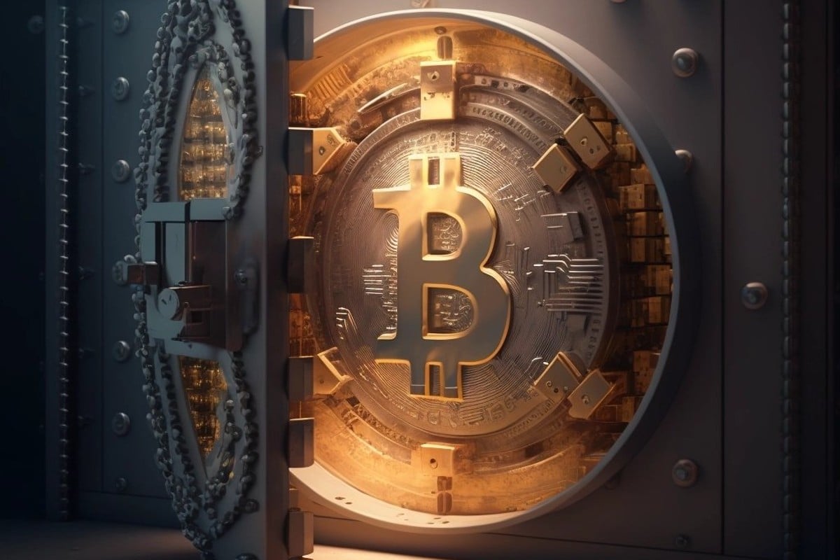 Cofre com imagem do bitcoin dentro