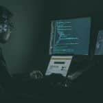 Estudante em computador
