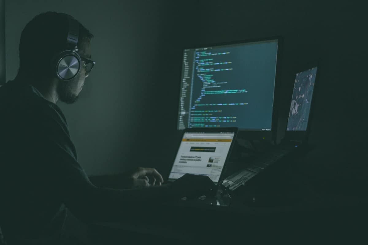 Estudante em computador