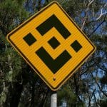 Placa de trânsito com símbolo da Binance
