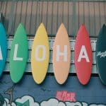Pranchas de surfe com a escrita Aloha, tradicional do Havaí