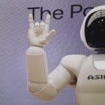Robô com sinal de mão chifrada inteligência artificial