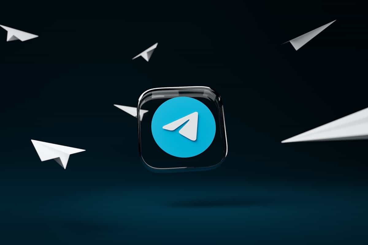 Símbolo do Telegram com aviões de papel próximo