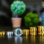 Moedas de Bitcoin. Foto: RODNAE Production/Pexels.